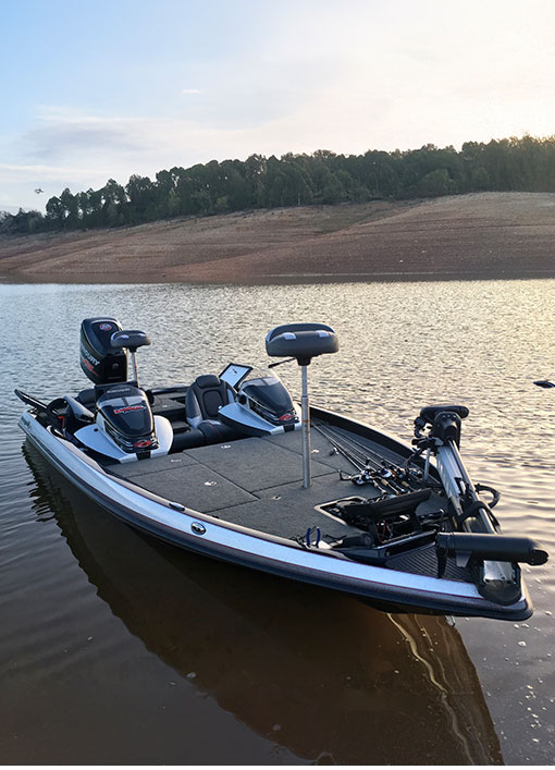 Pesca en Extremadura. Equipo completo para un viaje de pesca en España, con embarcación de alto rendimiento lista para la captura de black bass y otros depredadores. Preparación y materiales diseñados para pesca técnica en embalses extremeños.