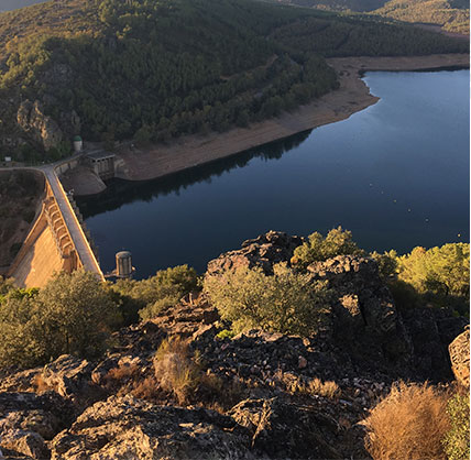 Pesca en Extremadura. Paisaje de un embalse de Extremadura, preparado para la acción y el disfrute de la pesca. Esta imagen refleja la esencia de un viaje de pesca en España en los grandes embalses de Cijara, Orellana y García Sola (Lucio, Lucioperca, Barbo comizo, Black‑bass), donde la técnica, el conocimiento del agua y las estructuras sumergidas marcan la diferencia en la captura de depredadores.
